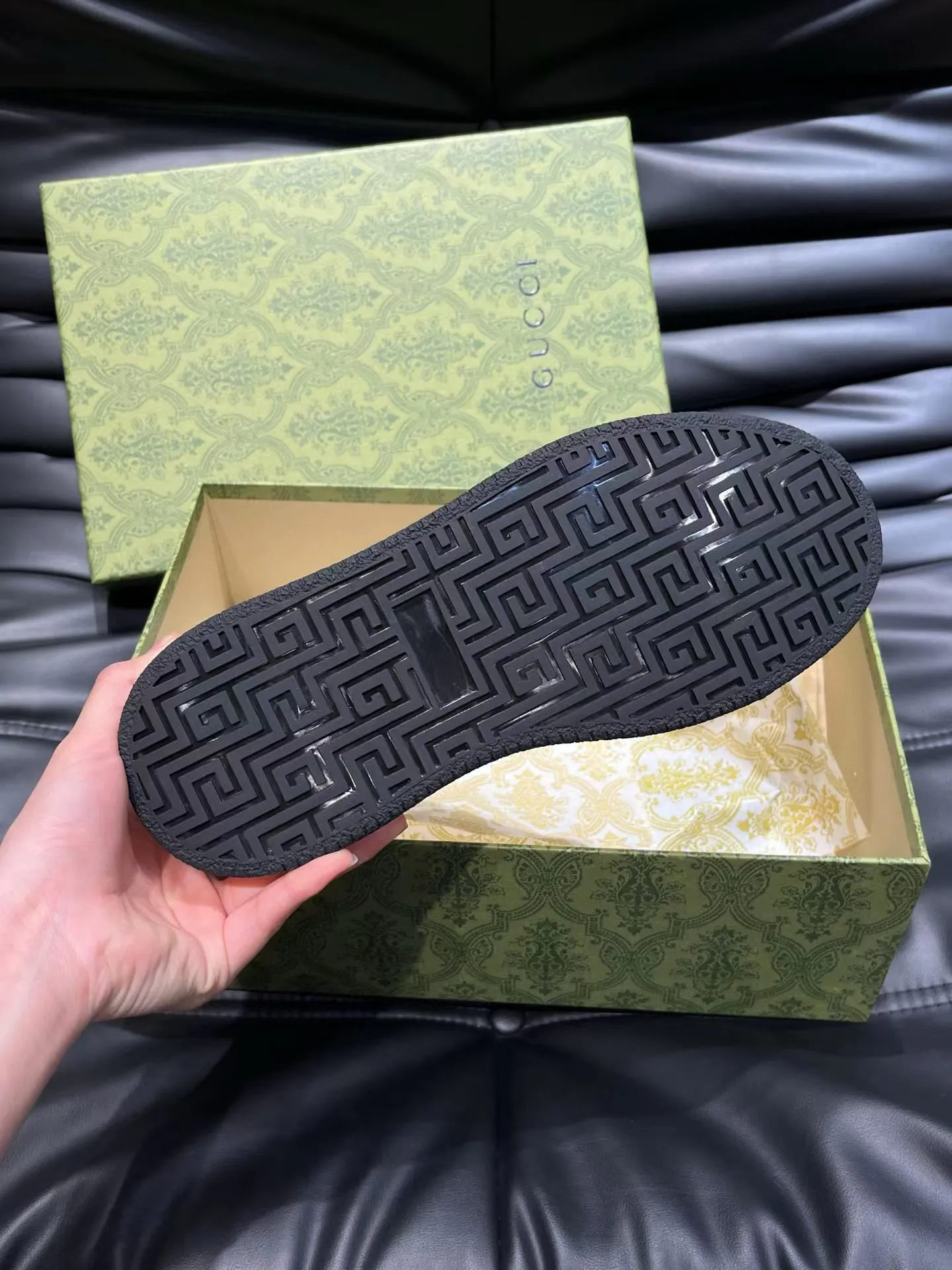 Factory price: 460💰Gucci new men's shoes GUCCI [Lightning] latest shoes are shipped. Original quality, fashionable, special materials, sheepskin lining, new packaging. The foot feels super comfortable and the workmanship is impeccable. Size: 38-44, customized 45
